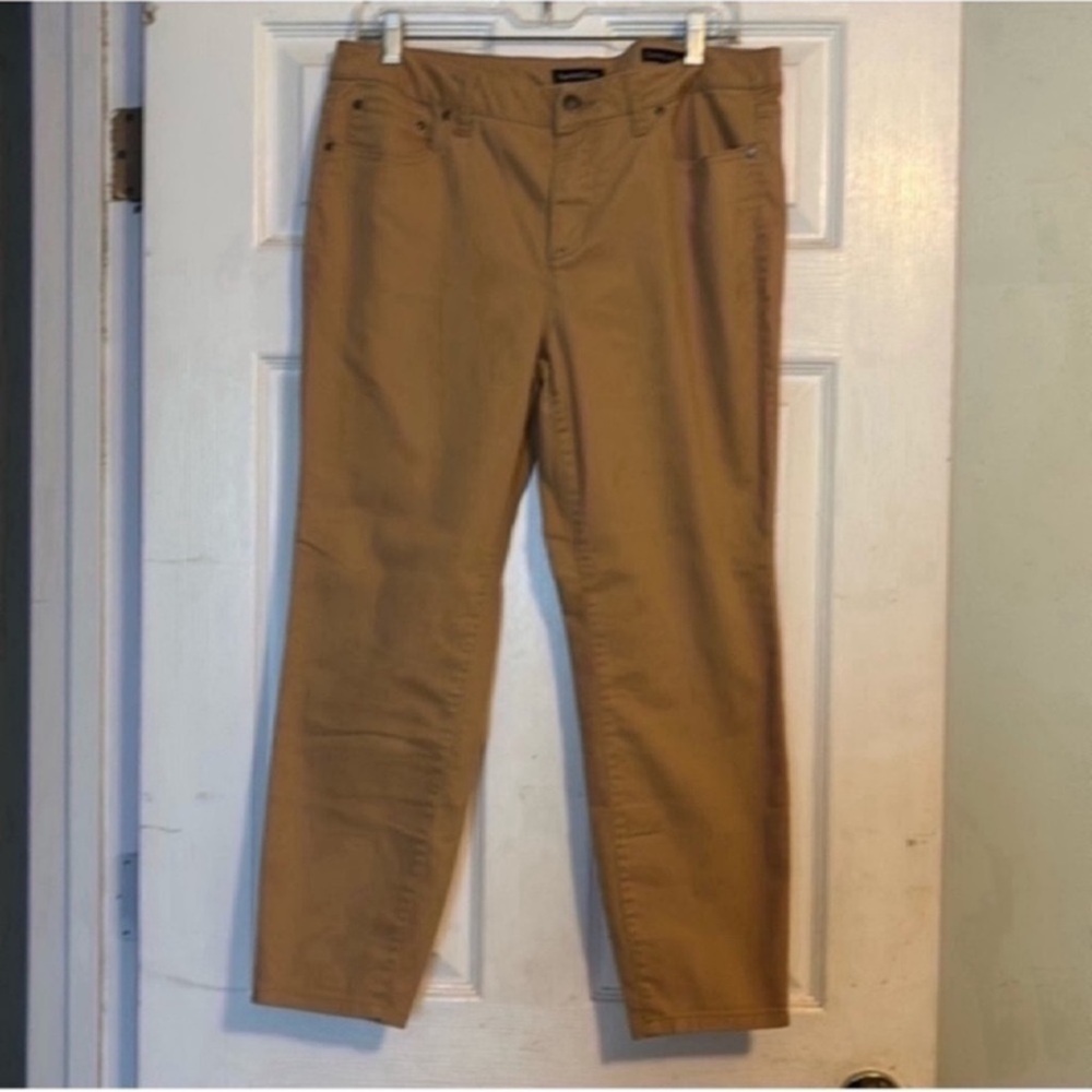Versatile Tan Chinos with Straight-Leg Cut